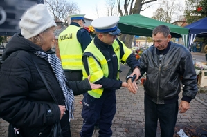 policjanci z Zabrza podczas akcji &quot;ZNICZ 2017&quot;