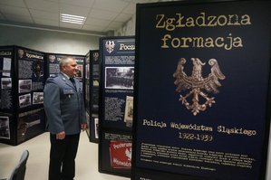 Wykonana 16 kwietnia 2019 r. w katowickim oddziale IPN-u kolorowa fotografia dokumentująca otwarcie wystawy „Zgładzona Formacja. Policja Województwa Śląskiego 1922-1939”, policjant oglądający wystawę.