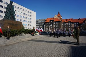 W 146. rocznicę urodzin Wojciecha Korfantego delegacje instytucji państwowych i samorządowych, służb mundurowych oraz stowarzyszeń kombatanckich złożyły kwiaty pod jego pomnikiem na placu Sejmu Śląskiego w Katowicach oraz na katowickim cmentarzu przy ul. Francuskiej, gdzie został pochowany- złożenie kwiatów przez przedstawicieli służb mundurowych: policji, wojska, straży pożarnej i straży miejskiej.