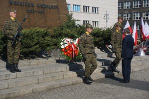 W 146. rocznicę urodzin Wojciecha Korfantego delegacje instytucji państwowych i samorządowych, służb mundurowych oraz stowarzyszeń kombatanckich złożyły kwiaty pod jego pomnikiem na placu Sejmu Śląskiego w Katowicach oraz na katowickim cmentarzu przy ul. Francuskiej, gdzie został pochowany- złożenie kwiatów przez przedstawicieli służb mundurowych: policji, wojska, straży pożarnej i straży miejskiej.