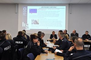 na zdjęciu prelegenci oraz uczestnicy szkolenia - umundurowani policjanci