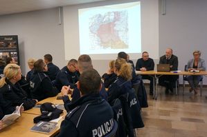 na zdjęciu prelegenci oraz uczestnicy szkolenia - umundurowani policjanci