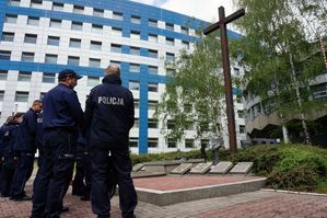 zdjęcie przedstawia umundurowanych policjantów stojących przy Grobie Policjanta Polskiego