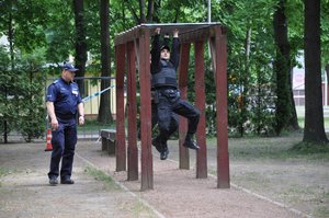 Policjanci oceniani przez sędziego podczas pokonywania toru przeszkód