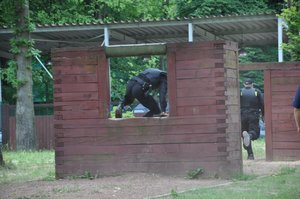 Policjanci oceniani przez sędziego podczas pokonywania toru przeszkód