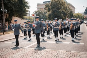 Przejście z Archikatedry na Plac Bolesława Chrobrego. Widoczna Orkiestra KWP w Katowicach