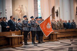 Uroczysta msza święta w Archikatedrze Chrystusa Króla w Katowicach. Widoczny poczet sztandarowy