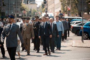 Przejście z Archikatedry na Plac Bolesława Chrobrego. Na  środkowy planie widoczny Prezydent Katowic Marcin Krupa