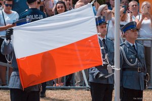 Policjanci podczas podniesienia Flagi Państwowej