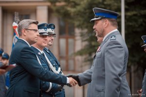 Wojewoda Śląski Jarosław Wieczorek, Komendant Główny Policji gen. insp. dr Jarosław Szymczyk, Komendant Wojewódzki Policji w Katowicach nadinsp. dr Krzysztof Justyński gratulują wyróżnionym policjantom