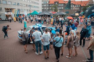 Uczestnicy policyjnego festynu z okazji Wojewódzkich Obchodów Święta Policji w Katowicach podczas oglądania stoisk i innych atrakcji