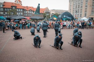 Policjanci z Kompanii Honorowej Oddziału Prewencji Policji w Katowic podczas pokazu musztry policyjnej