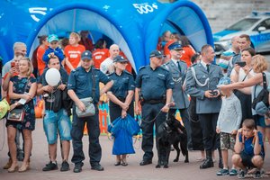 Festyn rodzinny. Widoczni uczestnicy festynu oraz policjanci biorący udział w plenerowej imprezie