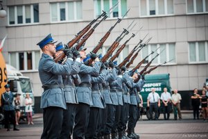 Pokaz musztry paradnej w wykonaniu Kompanii Honorowej podczas festynu rodzinnego