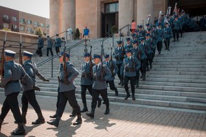 Wyjście z Archikatedry na Plac Bolesława Chrobrego przez Kompanię Honorową