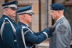 Uroczystość na Placu Bolesława Chrobrego. Komendant Główny policji wręcza Odznakę &quot;Zasłużony Policjant&quot; Dowódcy SPKP w Katowicach