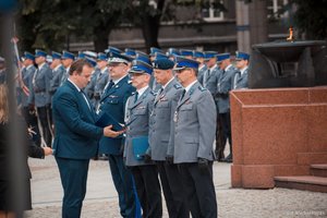 Uroczystość na Placu Bolesława Chrobrego. Marszałek Województwa Śląskiego Jakub Chełstowski wręcza „Odznaki Honorowe za Zasługi dla Województwa Śląskiego”