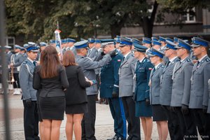 Uroczystość na Placu Bolesława Chrobrego. Przewodniczący Zarządu Wojewódzkiego NSZZ Policjantów Michał Szczęśniak wręcza Komendantowi Wojewódzkiemu Policji w Katowicach „Krzyż Niepodległości z Gwiazdą kl. I”