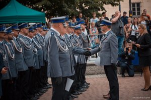 Uroczystość na Placu Bolesława Chrobrego. Prezydent Katowic Marcin Krupa wręcza funkcjonariuszom KMP w Katowicach nagrody pieniężne, towarzyszy mu Komendant Miejski Policji w Katowicach.