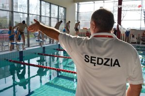 sędzia podczas zawodów w pływaniu