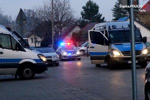 Policjanci z z katowickiego oddziału prewencji i pododdziału w Częstochowie podczas sobotniego zabezpieczenia meczów piłkarskich. Główne cele mundurowych: zapobieganie „ustawkom” oraz eskalacji aktów chuligaństwa wszczynanych przez agresywnych pseudokibiców.