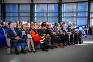 Zdjęcie kolorowe. Aula Komendy Wojewódzkiej Policji w Katowicach wraz z uczestniczkami i uczestnikami wydarzenia