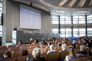 Zdjęcie kolorowe. Aula Komendy Wojewódzkiej Policji w Katowicach wraz z uczestniczkami i uczestnikami wydarzenia