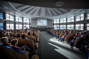 Zdjęcie kolorowe. Aula Komendy Wojewódzkiej Policji w Katowicach wraz z uczestniczkami i uczestnikami wydarzenia