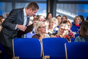 Zdjęcie kolorowe. Aula Komendy Wojewódzkiej Policji w Katowicach wraz z uczestniczkami i uczestnikami wydarzenia