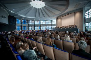 Zdjęcie kolorowe. Aula Komendy Wojewódzkiej Policji w Katowicach wraz z uczestniczkami i uczestnikami wydarzenia