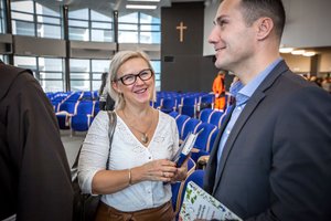 Zdjęcie kolorowe. Aula Komendy Wojewódzkiej Policji w Katowicach wraz z uczestniczkami i uczestnikami wydarzenia