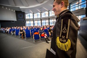 Zdjęcie kolorowe. Aula Komendy Wojewódzkiej Policji w Katowicach wraz z uczestniczkami i uczestnikami wydarzenia