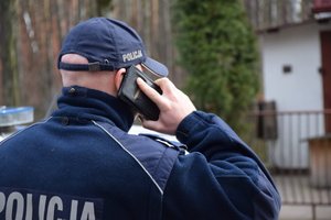 Policjant rozmawiający przez telefon