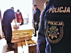 Policjanci odbierają środki ochronne z magazynu