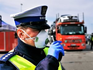 Policjant WRD w maseczce ochronnej stojący na drodze