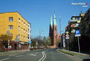 Zdjęcie kolorowe. Widoczna ulica