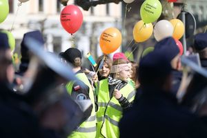 Przemarsz młodzieży z balonami