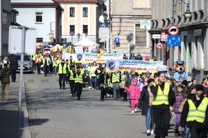 Przemarsz młodzieży z transparentami