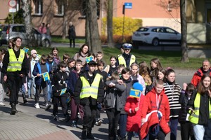 Przemarsz młodzieży z transparentami