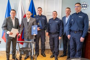 Zdjęcie przedstawia wyróżnionych policjantów z Prezydentem miasta Chorzowa.
