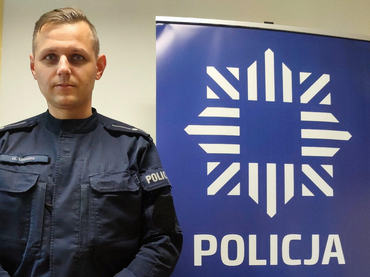 Zdjęcie przedstawia umundurowanego policjanta.