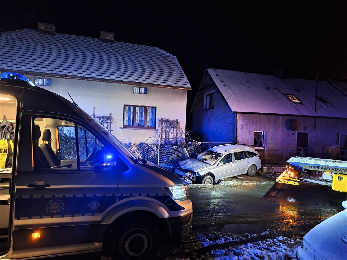 Zdjęcie przedstawia z lewej strony policyjny radiowóz, a z prawej samochód osobowy w rowie.