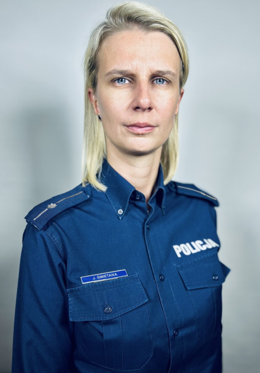 Zdjęcie przedstawia umundurowaną policjantkę. 