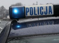 Zaparkowała na hydrancie

Nie potrafiła wyjaśnić policjantom, dlaczego zjechała na pobocze i dlaczego, po tym jak uderzyła w hydrant, odjechała z miejsca zdarzenia. Wiadomo natomiast, że w chwili badania 63- letnia mieszkanka Goczałkowic Zdroju była trzeźwa. Podczas kontroli nie miała jednak przy sobie prawa jazdy, ponieważ, jak oświadczyła,  zostało jej ono zatrzymane na podstawie decyzji starosty.