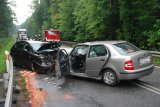 Dzisiejsze zderzenie dwóch samochodów osobowych w Suszcu okazało się poważne w skutkach dla kierowcy i pasażerki z seata oraz kierującej skodą. Przez kilka kwadransów kierowcy jadący z Pszczyny do Żor musieli korzystać z objazdów. Pracujący na miejscu policjanci i przedstawiciele inny służby starali się jak najszybciej usunąć skutki tego zdarzenia i udrożnić przejazd. Niestety okazało się, że w przypadku jednej z uczestniczek niezbędna okazała się pomoc pogotowia lotniczego