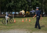 Bezpieczne i przyjemne kręcenie na rowerze przyświecało organizatorom sobotniego rajdu po pszczyńskich bezdrożach. Impreza ta była kolejną okazją do promowania właściwych zachowań na drodze. Policjanci z pszczyńskiej i katowickiej drogówki, oprócz sprawowania pieczy nad bezpieczeństwem cyklistów, zaproponowali także najmłodszym uczestnikom rajdu krótki instruktaż na torze rowerowym.