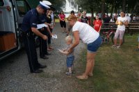 Bezpieczne i przyjemne kręcenie na rowerze przyświecało organizatorom sobotniego rajdu po pszczyńskich bezdrożach. Impreza ta była kolejną okazją do promowania właściwych zachowań na drodze. Policjanci z pszczyńskiej i katowickiej drogówki, oprócz sprawowania pieczy nad bezpieczeństwem cyklistów, zaproponowali także najmłodszym uczestnikom rajdu krótki instruktaż na torze rowerowym.