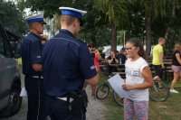 Bezpieczne i przyjemne kręcenie na rowerze przyświecało organizatorom sobotniego rajdu po pszczyńskich bezdrożach. Impreza ta była kolejną okazją do promowania właściwych zachowań na drodze. Policjanci z pszczyńskiej i katowickiej drogówki, oprócz sprawowania pieczy nad bezpieczeństwem cyklistów, zaproponowali także najmłodszym uczestnikom rajdu krótki instruktaż na torze rowerowym.