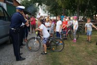 Bezpieczne i przyjemne kręcenie na rowerze przyświecało organizatorom sobotniego rajdu po pszczyńskich bezdrożach. Impreza ta była kolejną okazją do promowania właściwych zachowań na drodze. Policjanci z pszczyńskiej i katowickiej drogówki, oprócz sprawowania pieczy nad bezpieczeństwem cyklistów, zaproponowali także najmłodszym uczestnikom rajdu krótki instruktaż na torze rowerowym.