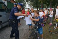 Bezpieczne i przyjemne kręcenie na rowerze przyświecało organizatorom sobotniego rajdu po pszczyńskich bezdrożach. Impreza ta była kolejną okazją do promowania właściwych zachowań na drodze. Policjanci z pszczyńskiej i katowickiej drogówki, oprócz sprawowania pieczy nad bezpieczeństwem cyklistów, zaproponowali także najmłodszym uczestnikom rajdu krótki instruktaż na torze rowerowym.